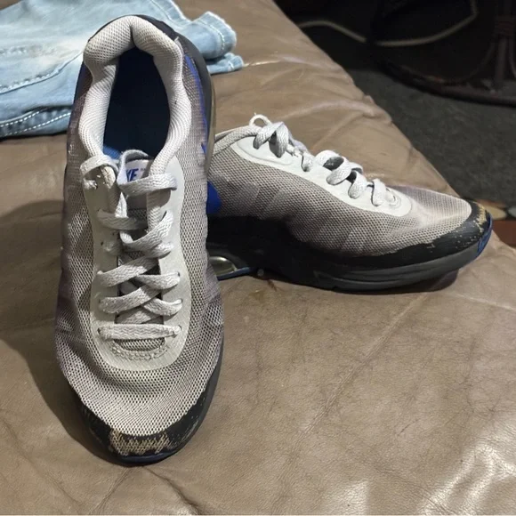 🎊 SOLD 🎊 Nike 4.5/Children youth Sneakers in Gray&Black with Blue Accents - Picture 3 of 9